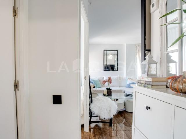 Piso en venta en Hospitalet de Llobregat L´, Sant Josep. PISO REFORMADO EN CALLE SANFELIU, 2 HABITACIONES Y 2 BALCONES. Pisos Hospitalet de Llobregat.