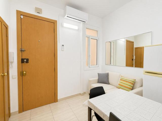 Piso en venta en Hospitalet de Llobregat L´, Santa Eulàlia. Encanto, funcionalidad y potencial: una excelente oportunidad para vivir o invertir. Pisos Hospitalet de Llobregat.