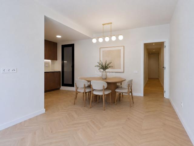 Piso en venta en Hospitalet de Llobregat L´, Santa Eulàlia. Exclusiva vivienda totalmente reformada con patio y terraza en una de las zonas con mayor proyección de LHospitalet de Llobregat. Pisos.