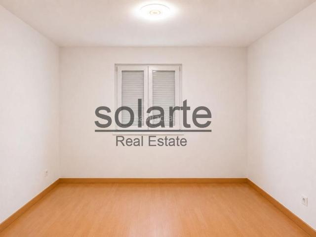 Piso en venta en Hospitalet de Llobregat L´, Santa Eulàlia. Luminoso piso de 3 habitaciones con balcón. Pisos Hospitalet de Llobregat.