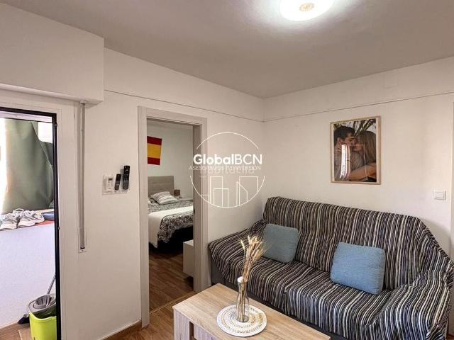 Piso en venta en Hospitalet de Llobregat L´, Santa Eulàlia. Oportunidad con balcón en piso funcional. Pisos Hospitalet de Llobregat.