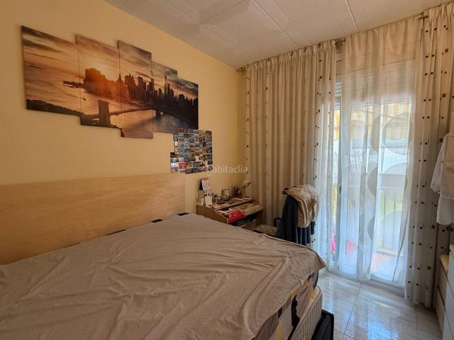 Piso en venta en Hospitalet de Llobregat L´, Santa Eulàlia. Piso con 2 habitaciones dobles, balcón y trastero en finca de 1919. Pisos Hospitalet de Llobregat.