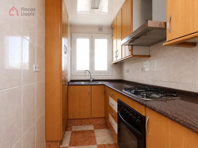 Piso en venta en Hospitalet de Llobregat L´, Santa Eulàlia. Piso exterior con vistas abiertas en Calle Cooperativa. Pisos Hospitalet de Llobregat.
