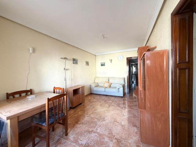 Piso en venta en Hospitalet de Llobregat L´, Pubilla Cases. Amplio piso de 3 habitaciones y 1 baño junto al metro L5 en Esplugues. Pisos Hospitalet de Llobregat.