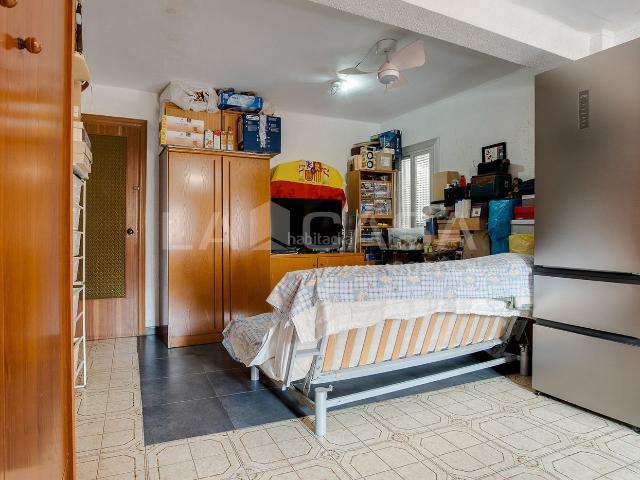 Piso en venta en Hospitalet de Llobregat L´, Pubilla Cases. Fantástico piso exterior de 75 m2 con ascensor. Pisos Hospitalet de Llobregat.