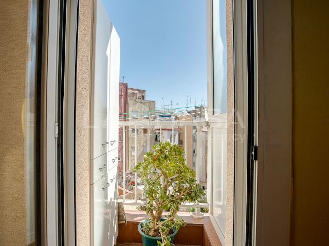 Piso en venta en Hospitalet de Llobregat L´, Pubilla Cases. OPORTUNIDAD UNICA EXCELENTE PISO CON 3 HABITACIONES, UNA DISTRIBUCION EFICIENTE. Pisos Hospitalet de Llobregat.