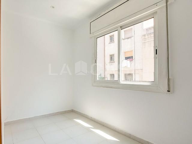 Piso en venta en Hospitalet de Llobregat L´, Pubilla Cases. Piso de 47 m con 3 dormitorios y balcón en LHospitalet de Llobregat. Pisos Hospitalet de Llobregat.