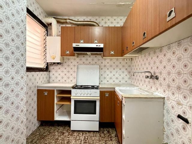 Piso en venta en Hospitalet de Llobregat L´, Pubilla Cases. Piso de 65 m con 3 dormitorios y a reformar en Mina de la, LHospitalet de Llobregat. Pisos Hospitalet de Llobregat.