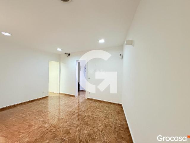 Piso en venta en Hospitalet de Llobregat L´, Pubilla Cases. PISO EXTERIOR 3 HABITACIONES EN CALLE SEVERO OCHOA CON NARANJOS. Pisos Hospitalet de Llobregat.