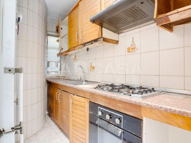 Piso en venta en Hospitalet de Llobregat L´, Pubilla Cases. ? Se vende piso entresuelo para reformar, ideal para quienes buscan personalizar cada rincón a su gusto o realizar una excelente. Pisos.