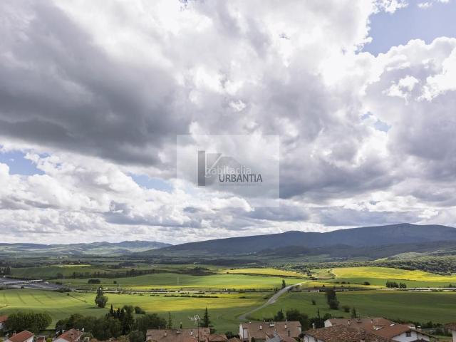 Piso en venta en Iza. Magnífico piso en Sarasa, junto al Club de Campo de Zuasti. Pisos.