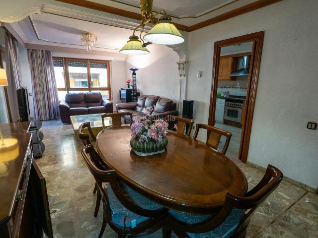 Piso en venta en Ibi. Primer piso grande con 4 dormitorios y balcón. Pisos.
