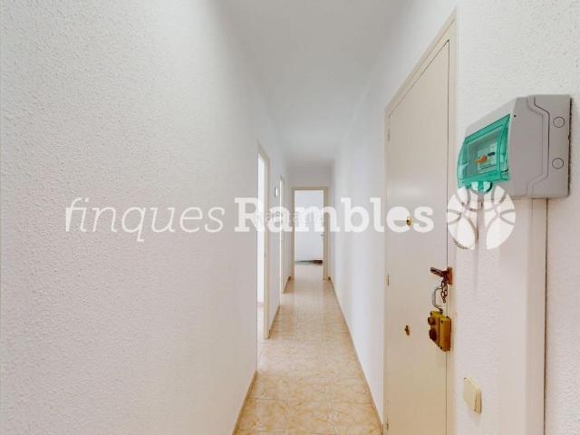 Piso en venta en Igualada, Centre. Pis amb gran potencial i espectaculars espais annexos a la zona de lEscola Pia dIgualada. Pisos.