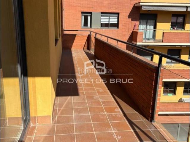 Piso en venta en Igualada, Llevant. Igualada Oportunidad ! Edificio recuperado de ocupantes con Viviendas Reformadas con Terraza, Trastero, Parking. Pisos.