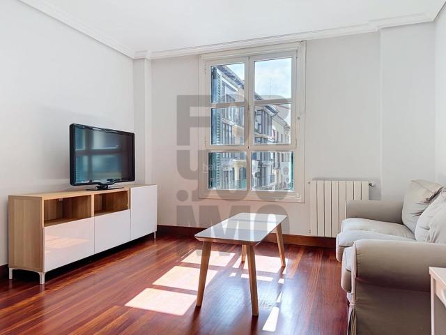 Piso en venta en Irun, Centro Mendibil Santiago. Acogedor Piso en el Corazón de Irun Ideal para Invertir. Pisos.