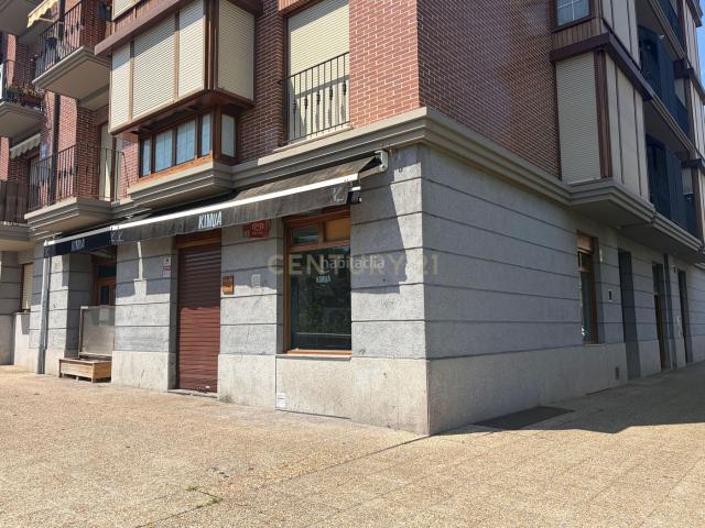 Piso en venta en Irun, Centro Mendibil Santiago. ATENCIÓN INVERSORES LOCAL CON GARAJE INDEPENDIENTE CAMBIO DE USO A VIVIENDA EN IRÚN. Pisos.