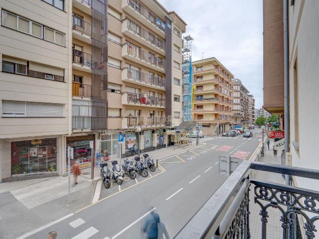 Piso en venta en Irun, Pinar Anaka Belaskoenea. PISO DE 110M2 A REFORMAR. Pisos.