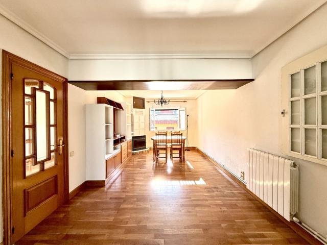 Piso en venta en Irun, Pinar Anaka Belaskoenea. Última planta exterior luminosa con balcón y fachada rehabilitada en Irún. Pisos.