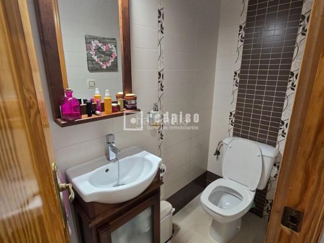 Piso en venta en Isla Cristina. OPORTUNIDAD EN ISLA CRISTINA! Espacioso piso de 102 m con patio y trastero en azotea. Pisos Isla.