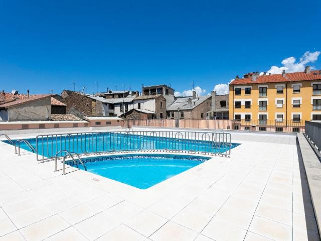 Piso en venta en Jaca, Casco Antiguo Ciudadela. Tu refugio en el centro de Jaca piscina, garaje y vistas a Peña Oroel. Pisos.