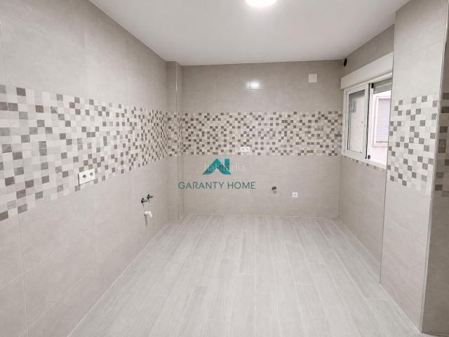 Piso en venta en Jaén, San Ildefonso Catedral. Piso en San Ildefonso con gran luminosidad y semireformado. Pisos.