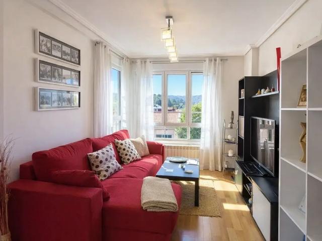 Piso en venta en Luanco, de dos dormitorios, céntrico y pocos años, con plaza de garaje