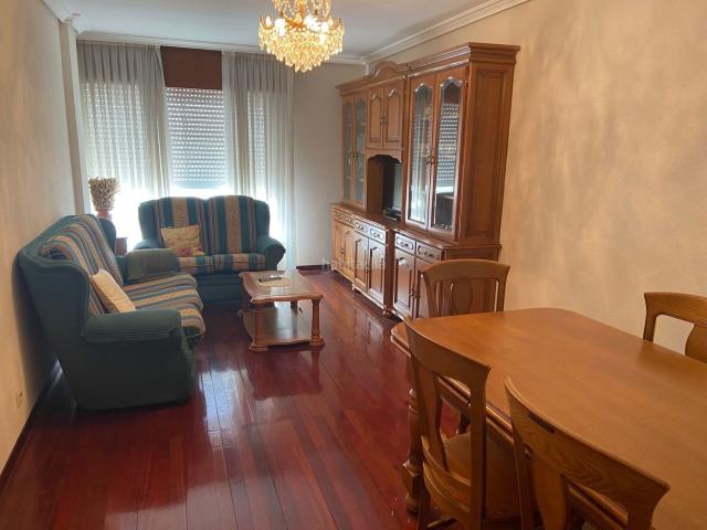 Piso en venta en Lalín. Amplio y luminoso piso en venta en el centro del pueblo. Pisos.