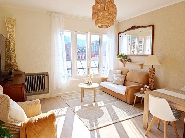 Piso en venta en Langreo, Sama. Espectacular Piso Reformado en el Corazón de Sama, Langreo Una Oportunidad Única por tan sólo 130.000!. Pisos.
