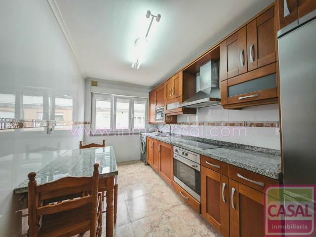 Piso en venta en Langreo, Sama. Magnifico piso de 3 habitaciones, salón comedor, cocina equipada, baño y aseo. Trastero en planta baja y portal accesible. Pisos.
