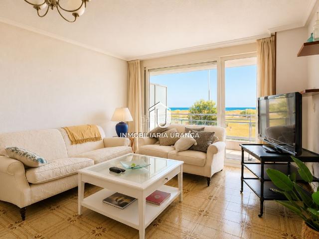 Piso en venta en Laredo, Zona Playa. Despertar Frente al Mar Cada Día Piso en Primera Línea de la Playa de Laredo. Pisos.