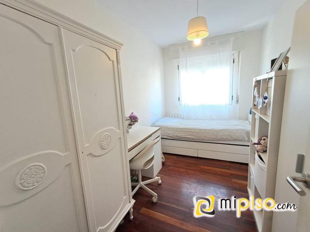 Piso en venta en Laredo, Centro. Desde inmobiliaria Mipiso os presentamos este fantástico piso en pleno centro de la villa marinera. Ubicado en una zona inmejorabl. Pisos.