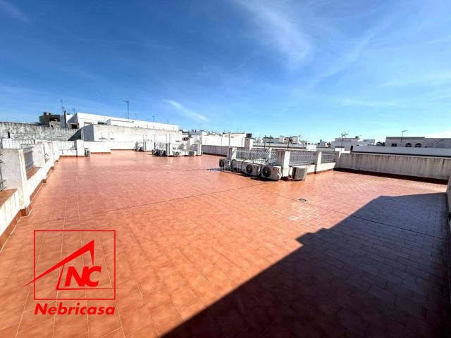 Piso en venta en Lebrija. Se vende acogedor piso con ascensor en El Pajarete, una de las zonas más demandadas por su excelente ubicación y comodidad.La vivi. Pisos.