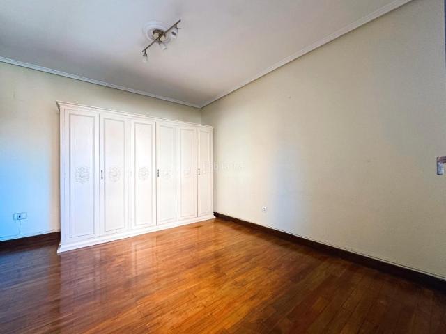 Piso en venta en Leioa, Artatza Pinueta Pinosolo. Piso luminoso de tres habitaciones, un baño, salón y terraza con buena altura, en el centro de romo pinueta. Pisos.