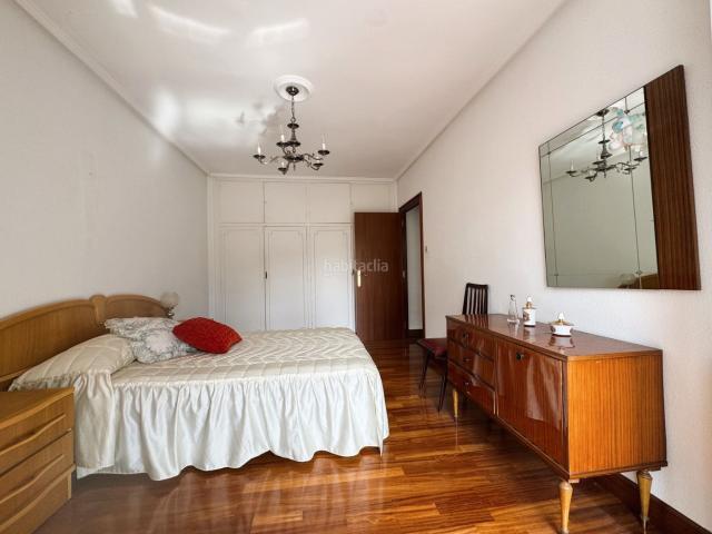 Piso en venta en Leioa, Artatza Pinueta Pinosolo. Plaza Orixe. Leioa. Cocina, salón, tres habitaciones, un baño, balcón y despensa. Todo exterior. Muy luminoso. Pisos.