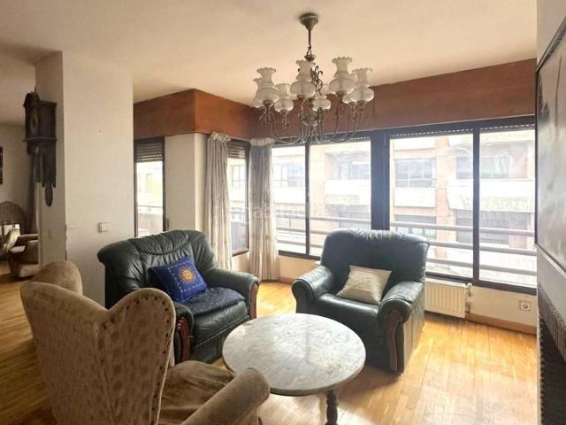 Piso en venta en León, Centro Ciudad. Exclusivo piso de 4 dormitorios y 2 baños en el centro de León. Pisos.