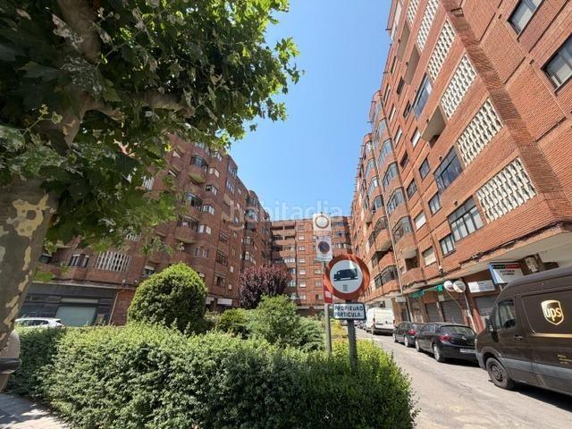 Piso en venta en León, La Asunción La Inmaculada. VIVIENDA PARA ACTUALIZAR AL LADO DE LA UNIVERSIDAD CON PLAZA DE GARAJE. Pisos.