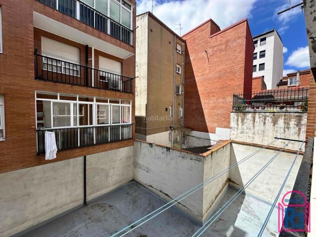 Piso en venta en León, Las Ventas. Piso luminoso de 3 dormitorios con garaje. Amueblado. Pisos.