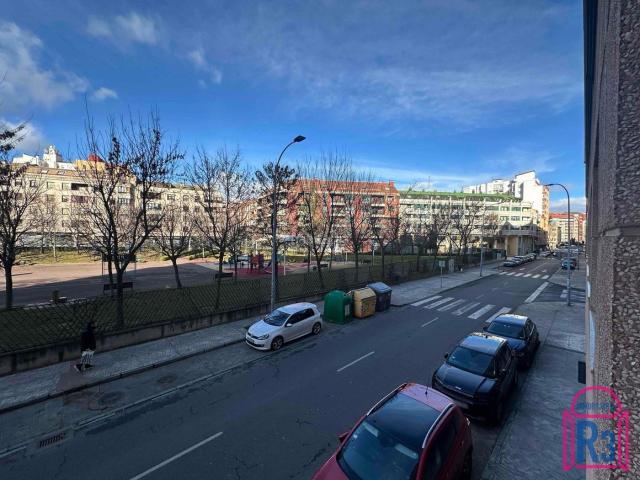 Piso en venta en León, San Claudio La Chantría. Piso de 4 dormitorios, plaza de garaje doble y patio terraza. Pisos.