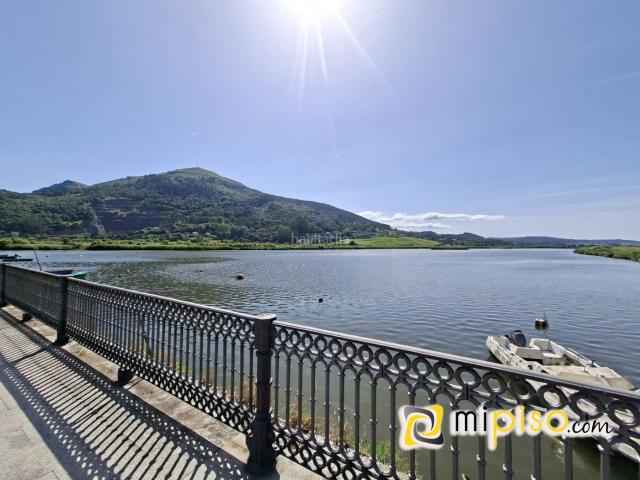 Piso en venta en Limpias. Ático a estrenar con impresionantes vistas a la ría y la montañaSe vende fantástico ático a estrenar, ideal tanto como vivienda ha. Pisos.