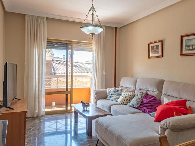 Piso en venta en Linares, Linarejos. OTL INMOBILIARIA VENDE VIVIENDA CON COCHERA CERRADA EN LINARES ZONA JULIO BURELL. Pisos.