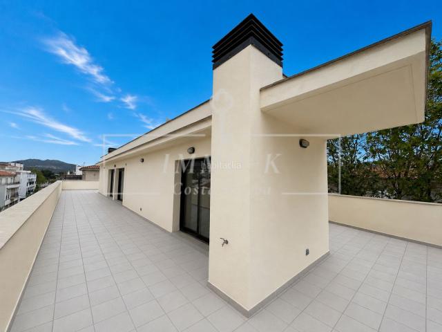 Piso en venta en Llançà, El Port Costa Brava. Ático con Espectacular Terraza en el Centro de Port de Llançà. Pisos.