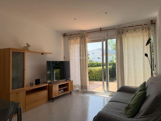 Piso en venta en Llançà, El Port Costa Brava. Planta baja con jardín a un paso del mar en Llançà 3 habitaciones dobles y mucha luz. Pisos.