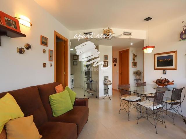 Piso en venta en Llançà, La Vila Costa Brava. EL PORT Apartamento de 3 habitaciones con terraza y plaza de aparcamiento en el Puerto de Llançà. Pisos.
