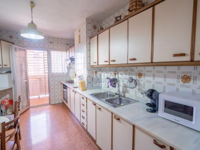 Piso en venta en Lleida, Mariola. Amplio piso de 4 habitaciones con parking y trastero en pleno centro. Pisos.