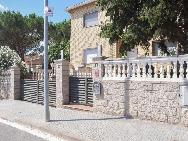 Piso en venta en Llinars del Vallès. Casa en venta en calle Josep Pla. Pisos Llinars del.