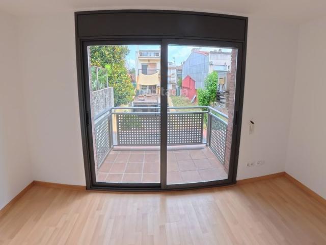 Piso en venta en Llinars del Vallès. Pis ampli amb balcó, lavabo i aire condicionat a Llinars del Vallès. Pisos Llinars del.