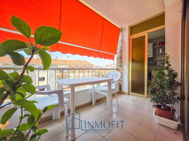 Piso en venta en Lloret de Mar, Fenals Costa Brava. Amplio piso de 4 habitaciones con terraza y ascensor en Lloret de Mar Zona Fenals. Pisos Lloret de.