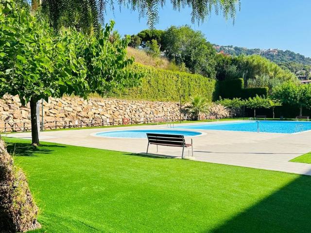 Piso en venta en Lloret de Mar, Roca Grossa Costa Brava. Luminoso piso con 2 habitaciones y parking. Pisos Lloret de.