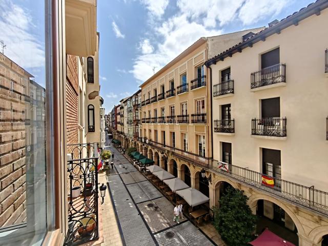 Piso en venta en Logroño, Casco Antiguo. Este exclusivo piso en venta en el encantador Casco Antiguo de Logroño es una oportunidad que no puede dejar escapar. Situado en u. Pisos.