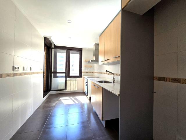 Piso en venta en Logroño, El Campillo Norte. Zona Campillo. Residencial con amplia zona común, piscina, juego de niños y pista de padel en Logroño. Pisos.